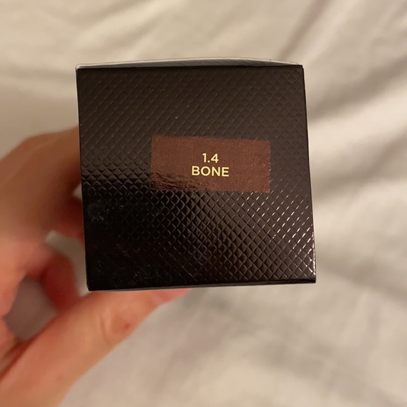 Tom Ford shade and illuminate soft radiance foundation broad spectrum SPF50 - Picture 4 of 4